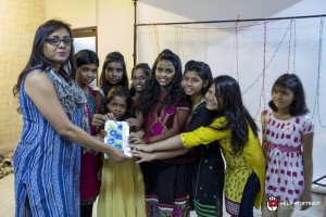 Help Portrait kolkata 2014 the Hope foundation girls present Jayati Saha with a small gift
