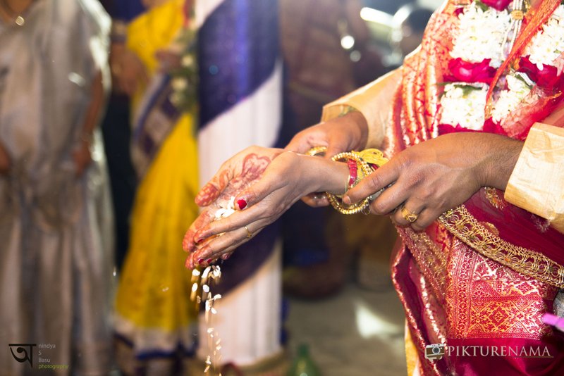 Kolkata wedding photography when two pairs of hands come together taking an oath 