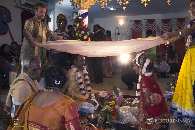 Ongoing marriage ceremony in a Bengali Hindu marriage 