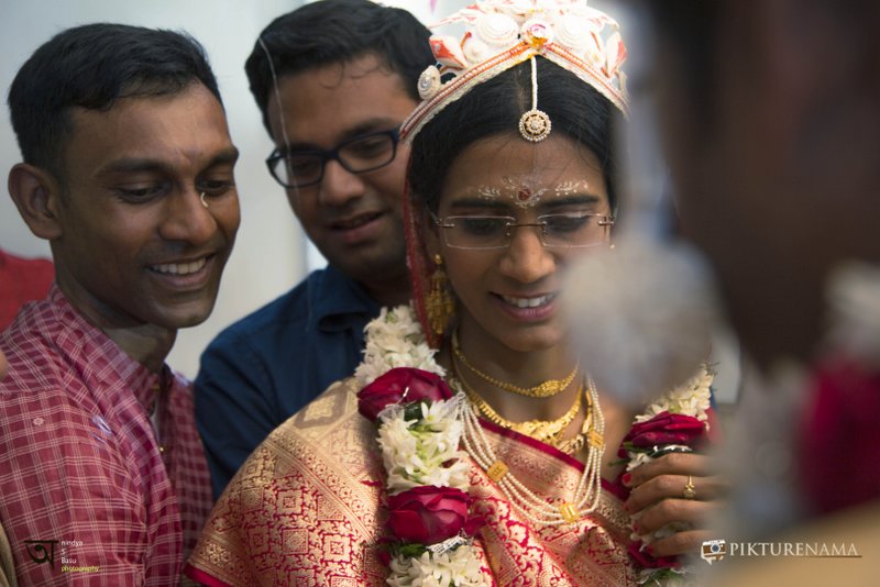 Kolkata wedding photography the bride with her brothers while the marriage ceremony is on