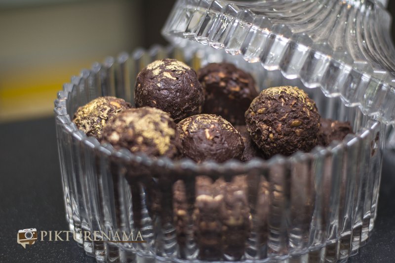 Chocolate Nuttie Balls at Creme caramel Kolkata reviewed by pikturenama