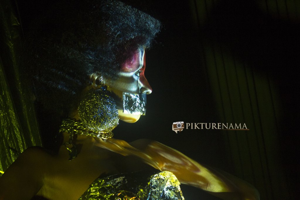 Pikturenama in Fine Art Photography workshop in Kolkata model satarupa lights on her face 