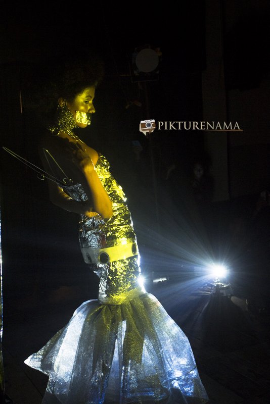 Pikturenama in Fine Art Photography workshop in Kolkata model satarupa lights through her body 