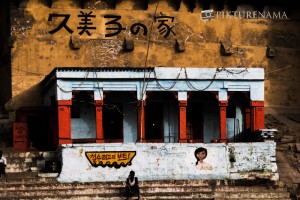 Graffiti on Varanasi Ghats with chinese inscriptions on walls