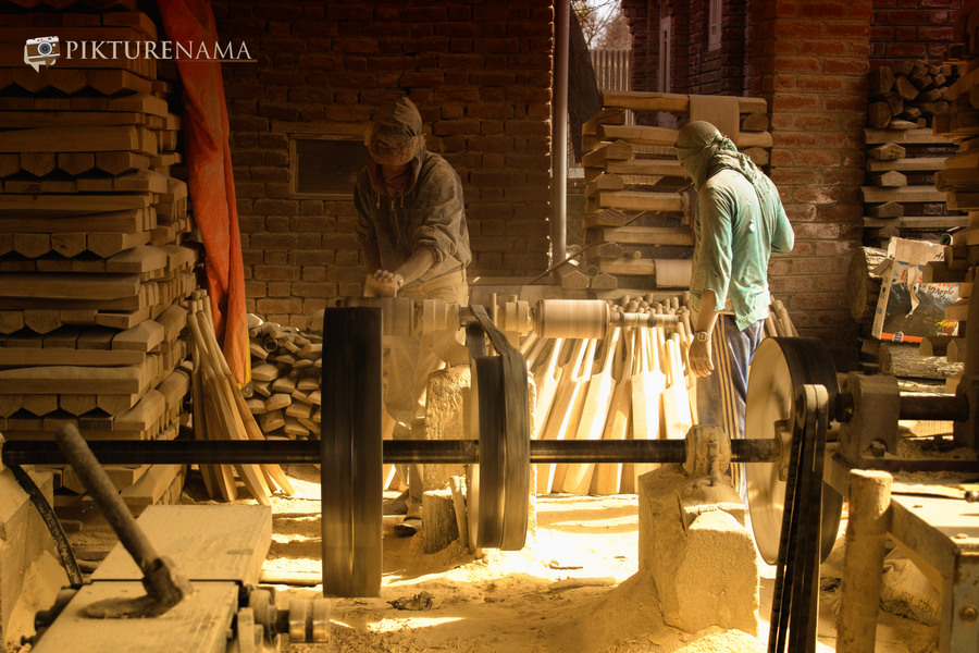 Inside the workshop Kashmir willow bat 1