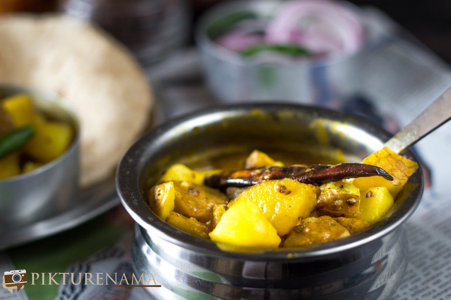 Alur torkari / Kolkata street style potato curry with skin