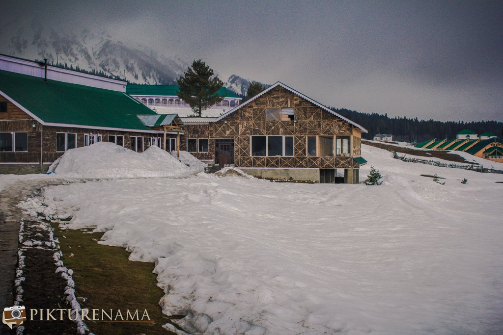Nedous Hotel Gulmarg Kashmir - gate